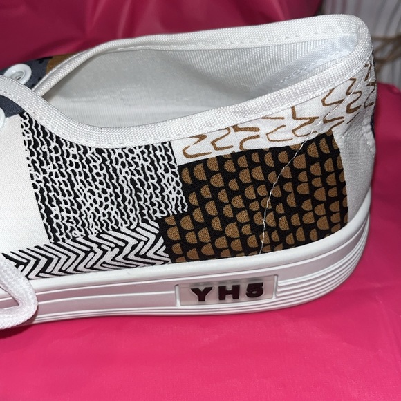 Canvas sneakers, fun white base. - Picture 4 of 5